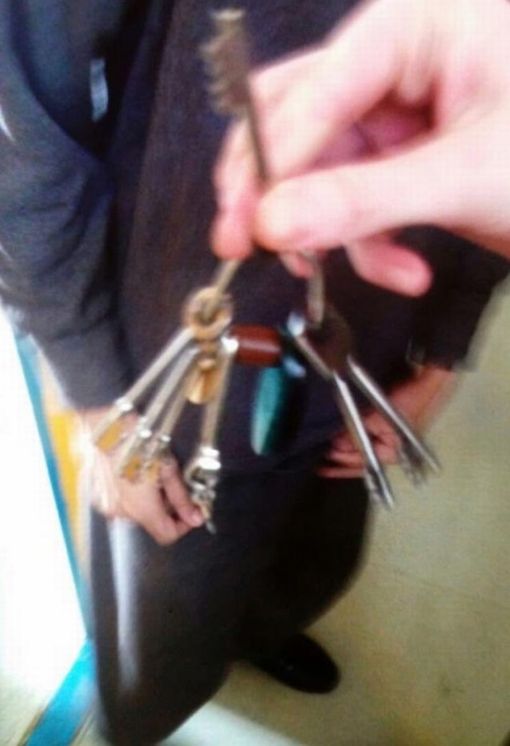 Prisoners show off the keys they liberated from the screw